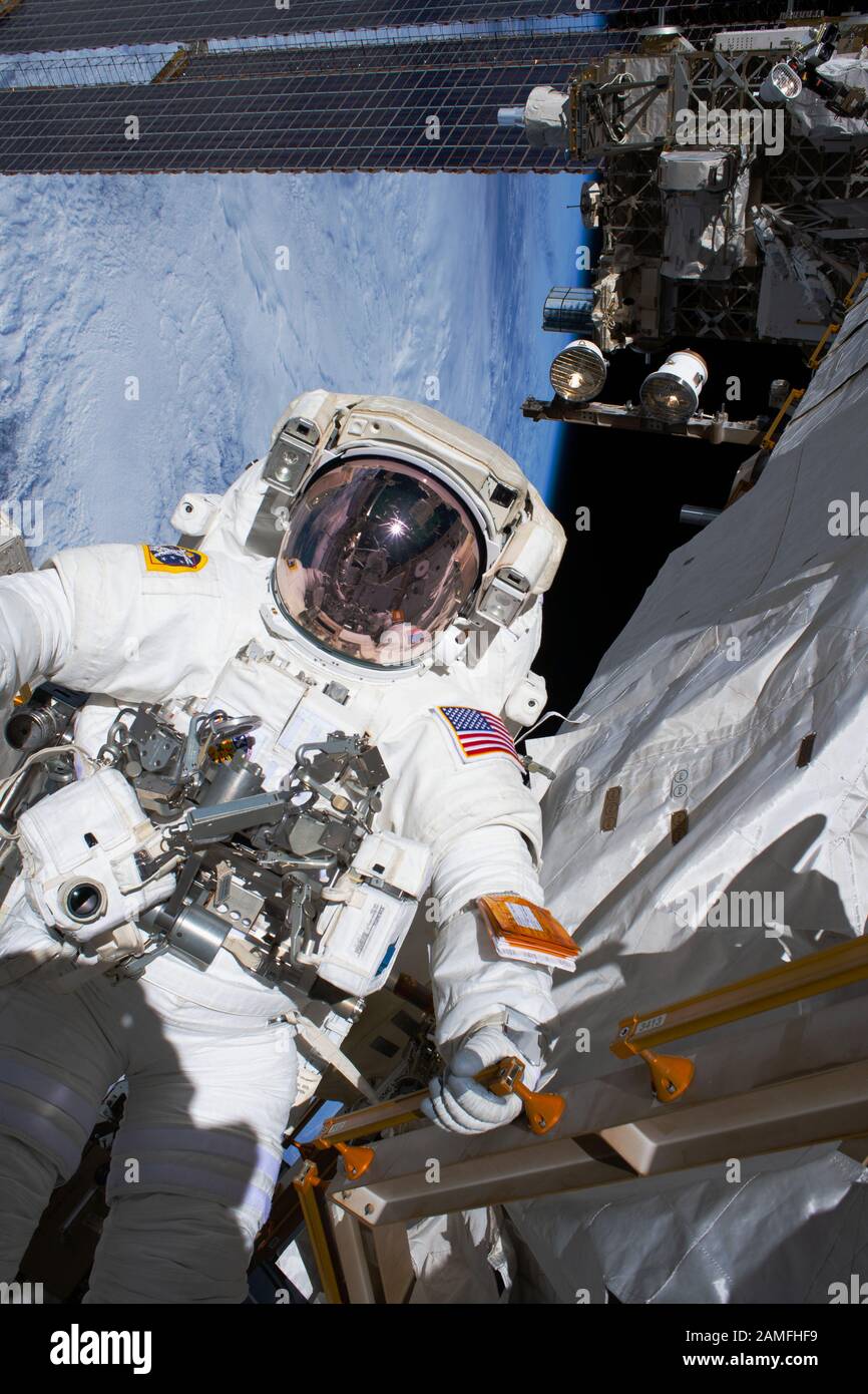 ISS - 22. November 2019 - Astronaut Andrew Morgan von der NASA ist während des zweiten Weltraumausflugs mit dem Starboard-3-Trassensegmentarbeitsort verbunden, um das I zu reparieren Stockfoto