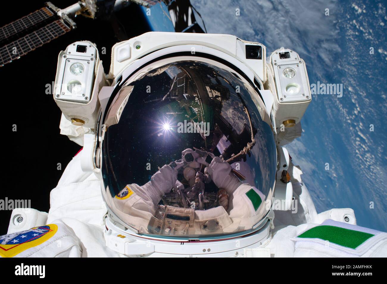 ISS - 2. Dezember 2019 - der ESA-Astronaut Luca Parmitano zeigt seine Kamera auf seinen US-Helm mit dem reflektierenden Visier nach unten und nach unten Stockfoto