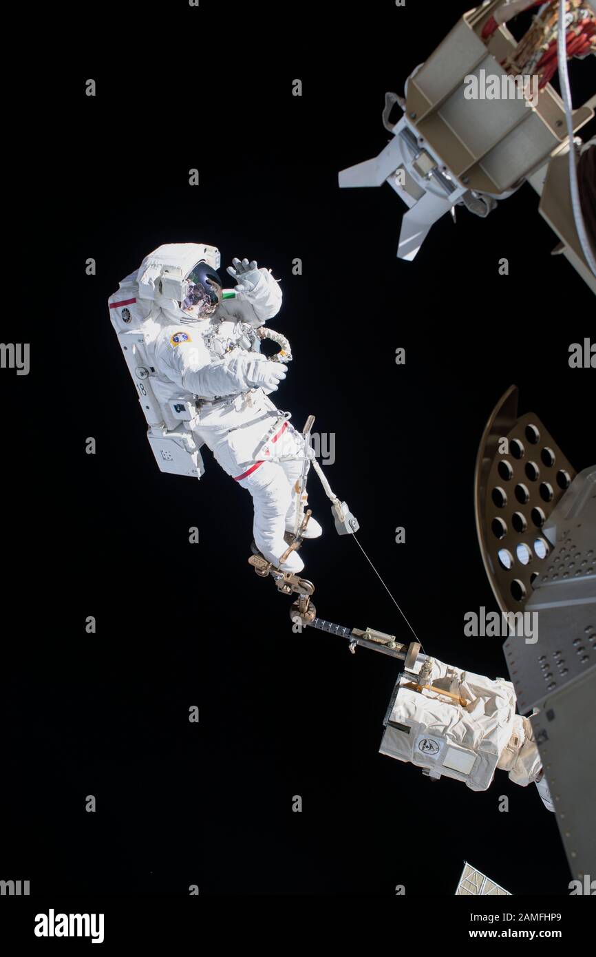 ISS - 22. November 2019 - der ESA-Astronaut Luca Parmitano, der am Canadarm2-Roboterarm befestigt ist, trägt das neue Wärmepumpensystem t Stockfoto