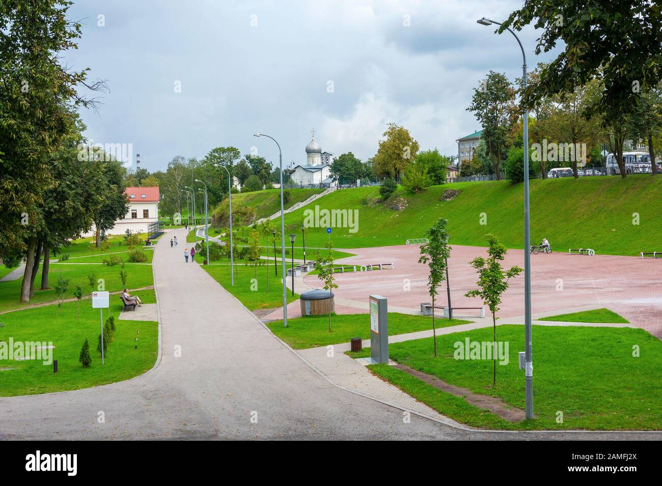 Pskov, ein Ort für Erholungs- und Massenveranstaltungen im Park in der Nähe des Flusses Pskova Stockfoto