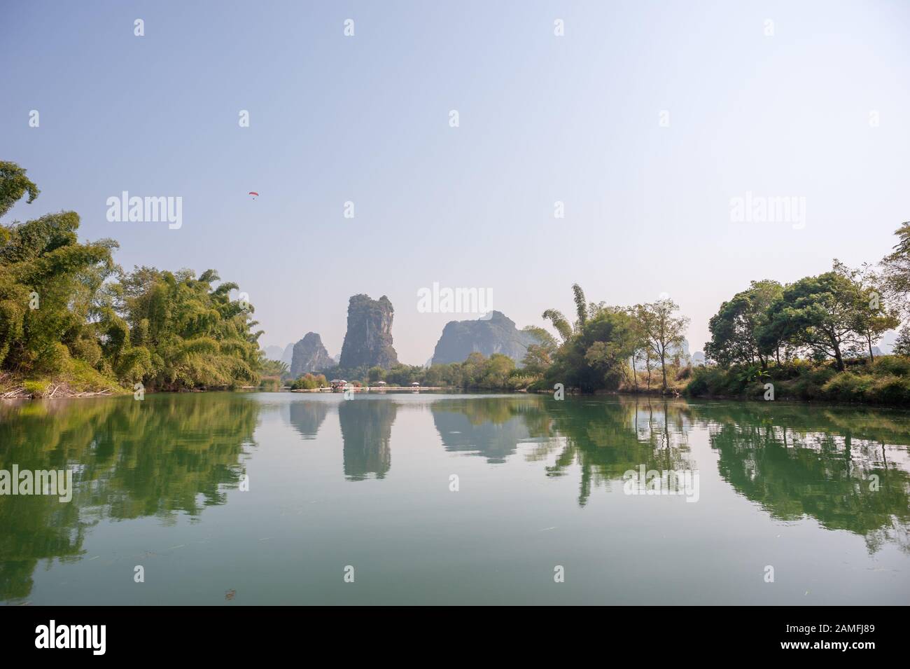 See mit Kalkkarsthügeln Nebellandschaft, die sich im Fluss in Yangshuo, Provinz Guangxi, China widerspiegelt Stockfoto