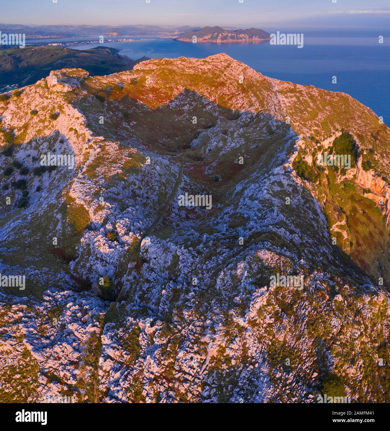 Luftbild, Berg Candina, Sonabia, Gemeinde Castro Urdiales, Montaña Oriental Costera, Kantabrien, Spanien, Europa Stockfoto