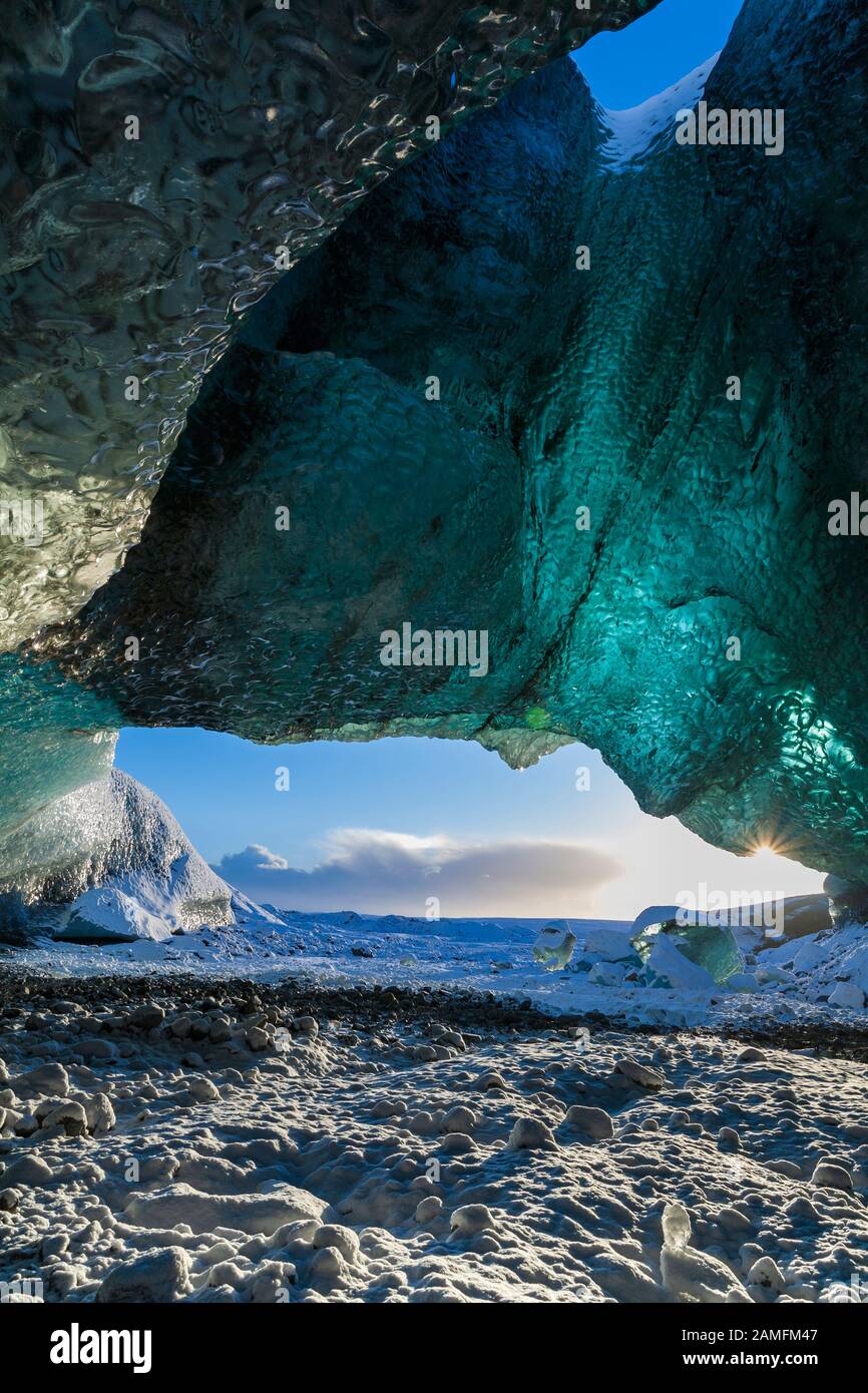In der Eishöhle mit Blick auf Breidamerkurjokull Breiðamerkurjökull Eishöhle, Crystal Cave in den Nationalpark Vatnajökull South East Island im Januar Stockfoto