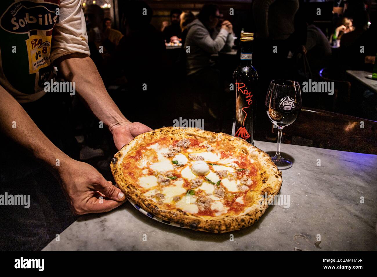 Würzige italienische Wurst- und Büffelmozzarella Pizza in Sorbillo's Pizzeria, Neapel, italien Stockfoto