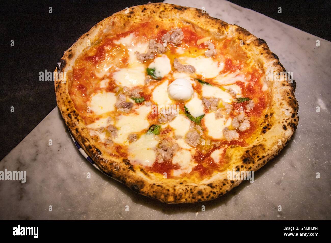 Würzige italienische Wurst- und Büffelmozzarella Pizza in Sorbillo's Pizzeria, Neapel, italien Stockfoto
