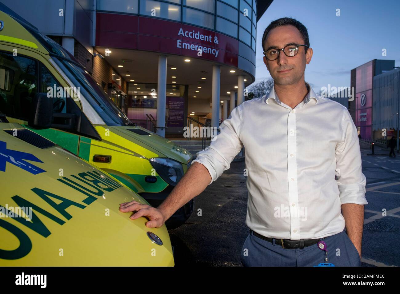 Simon Sethi Chief Operating Officer des Yeovil District Hospital, Yeovil, Somerset, Großbritannien, steht außerhalb der Abteilung Für Unfall und Notfall. Stockfoto