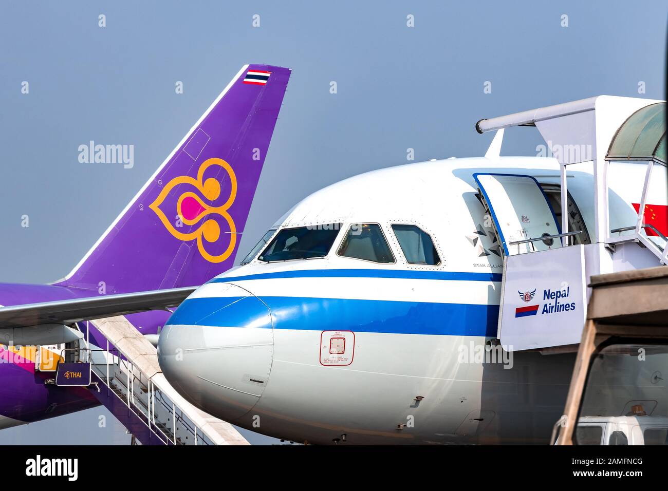 Kathmandu, Nepal - 22. November 2019: Eine Air China Airbus A320 am Taxiway am internationalen Flughafen Tribhuvan in Kathmandu, Nepal. Stockfoto