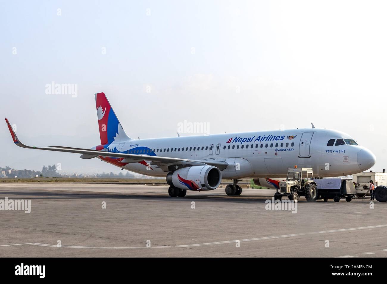 Kathmandu, Nepal - 22. November 2019: Nepal Airlines Airbus A320 warten auf Abstand an der Rollbahn an Tribuvan Internationalen Flughafen in Kathmandu, Nepal Stockfoto