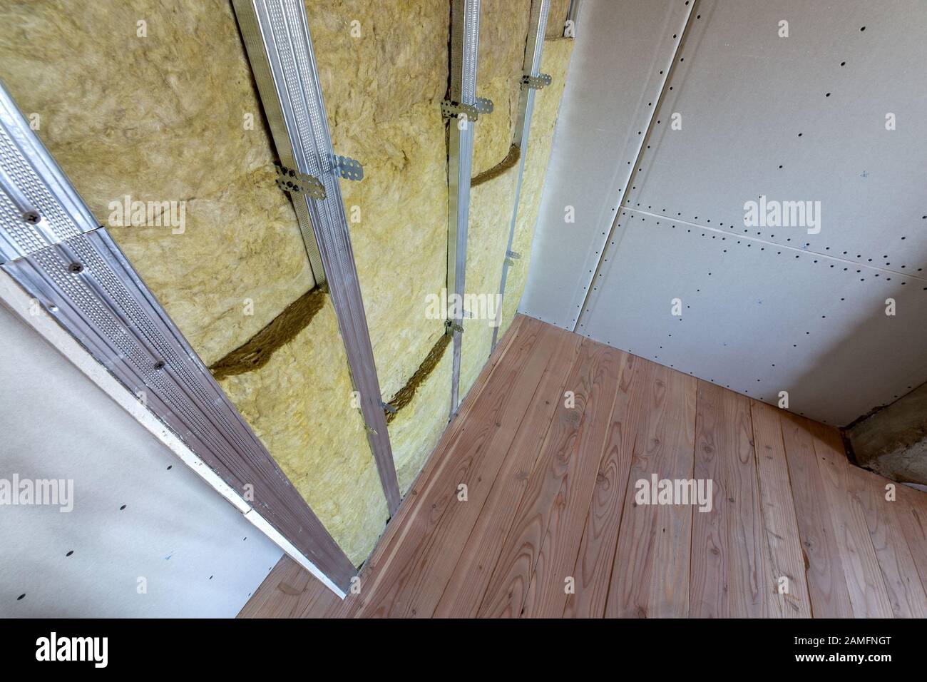 An der Wand eines Raumes unter Renovierung mit Mineralwasser Mineralwolle  Isolierung und Metallrahmen für Gipskarton Platten vorbereitet  Stockfotografie - Alamy