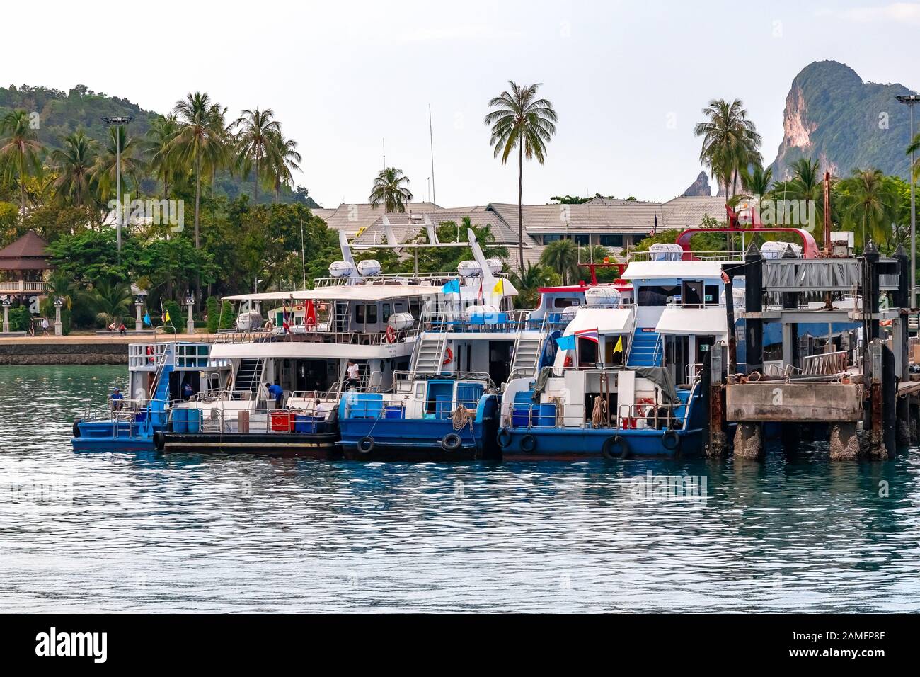 Phi Phi Island, Thailand - 24. November 2019: Schiffe und Fähren am Ao Tonsai Pier auf Phi Phi Island. Stockfoto