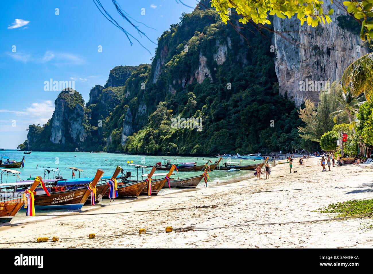 Phi Phi, Thailand - 26. November 2019: Sonnenbaden am Strand von Loh-Dalum auf Phi Phi Inseln. Stockfoto