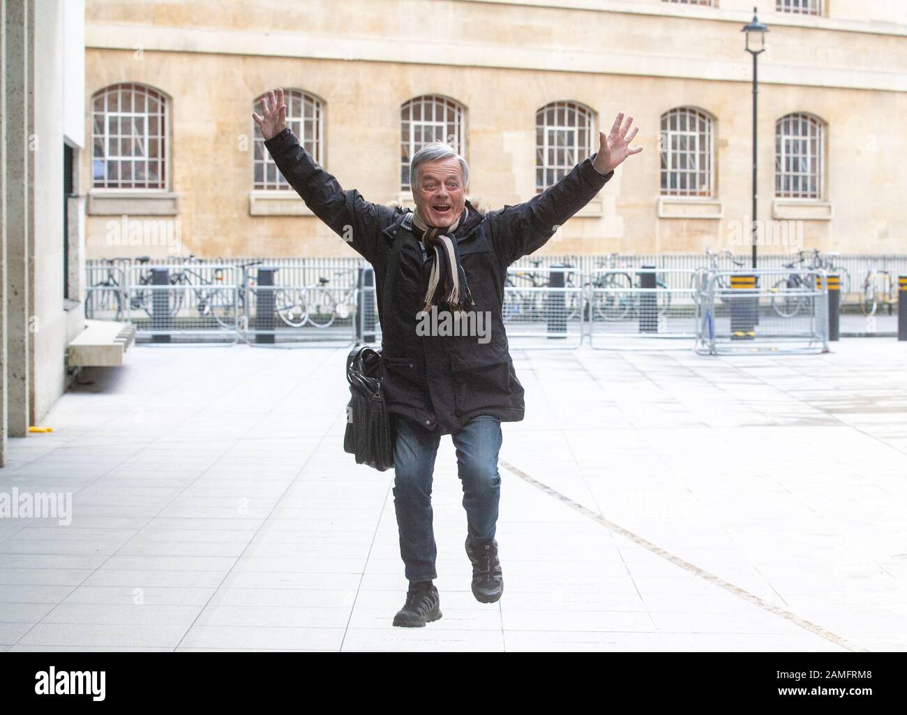 Der legendäre Discjockey Tony Blackburn springt vor Freude, als er in den BBC-Studios ankommt, um seine Show "Sounds of the Sixties" zu präsentieren. Stockfoto