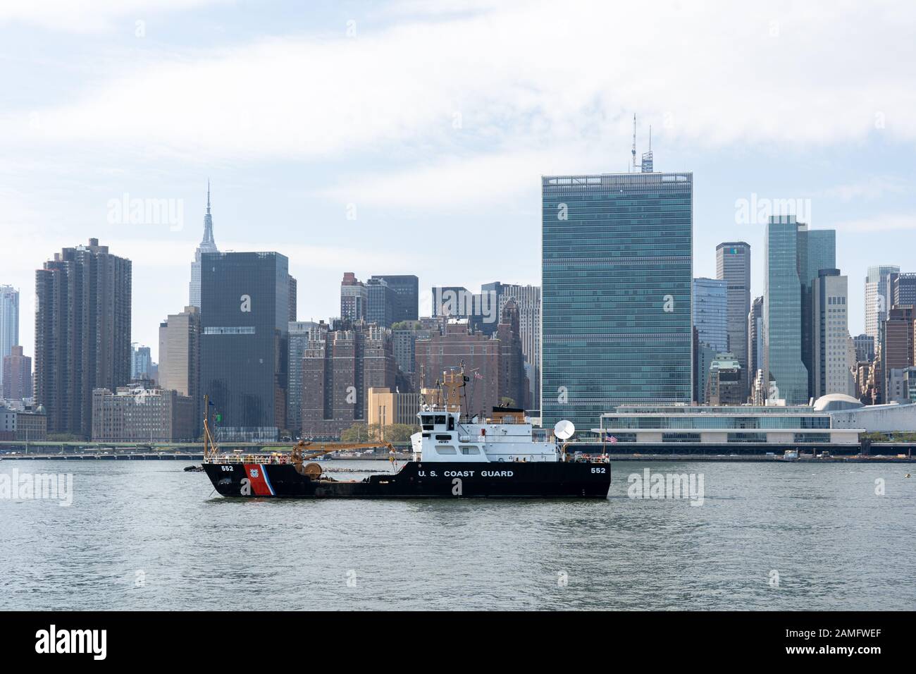 Us-Küstenwache Boot vor UN-Hauptquartier, NEW YORK Stockfoto
