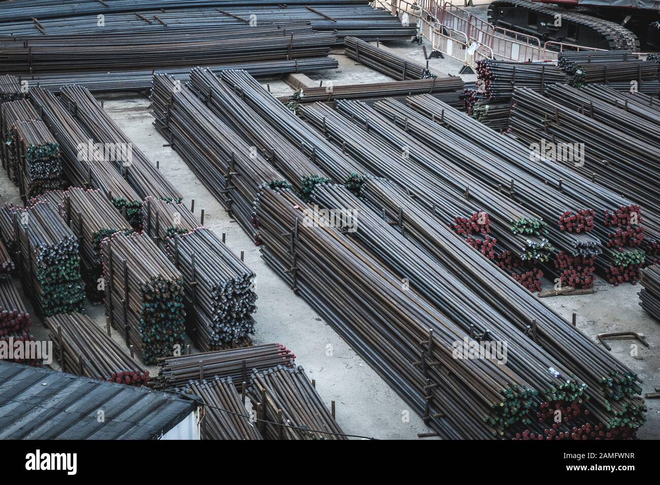 Stahlträger auf Baumaterial auf der Sperrstelle, Stockfoto