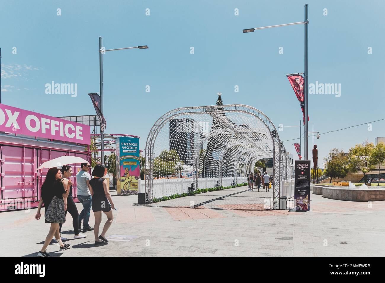 Perth, AUSTRALIEN - 26. Dezember 2019: Details zum Yagan Square in Perth CBD, einem der Hauptbereiche des Stadtzentrums Stockfoto