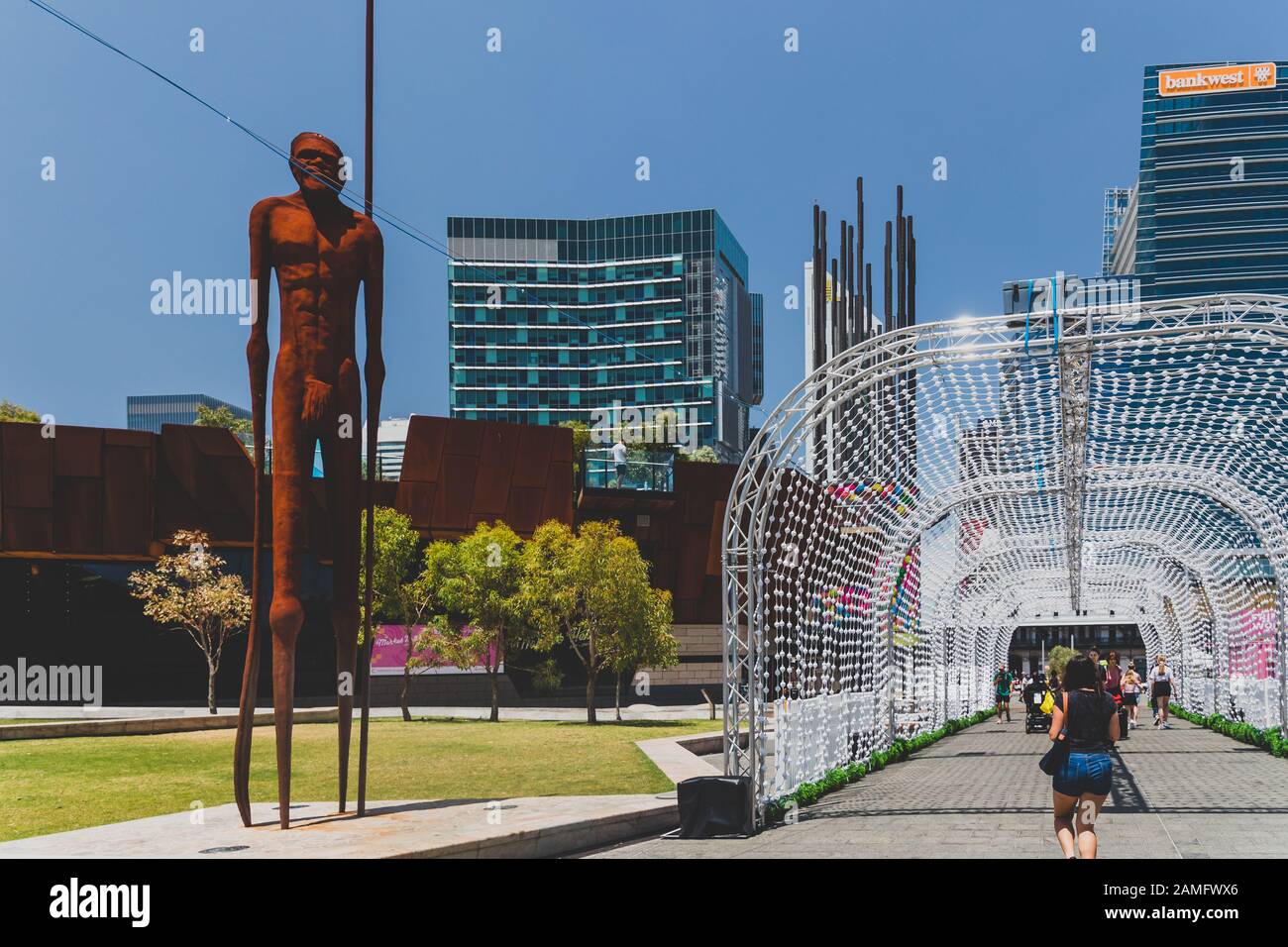 Perth, AUSTRALIEN - 26. Dezember 2019: Details zum Yagan Square in Perth CBD, einem der Hauptbereiche des Stadtzentrums Stockfoto