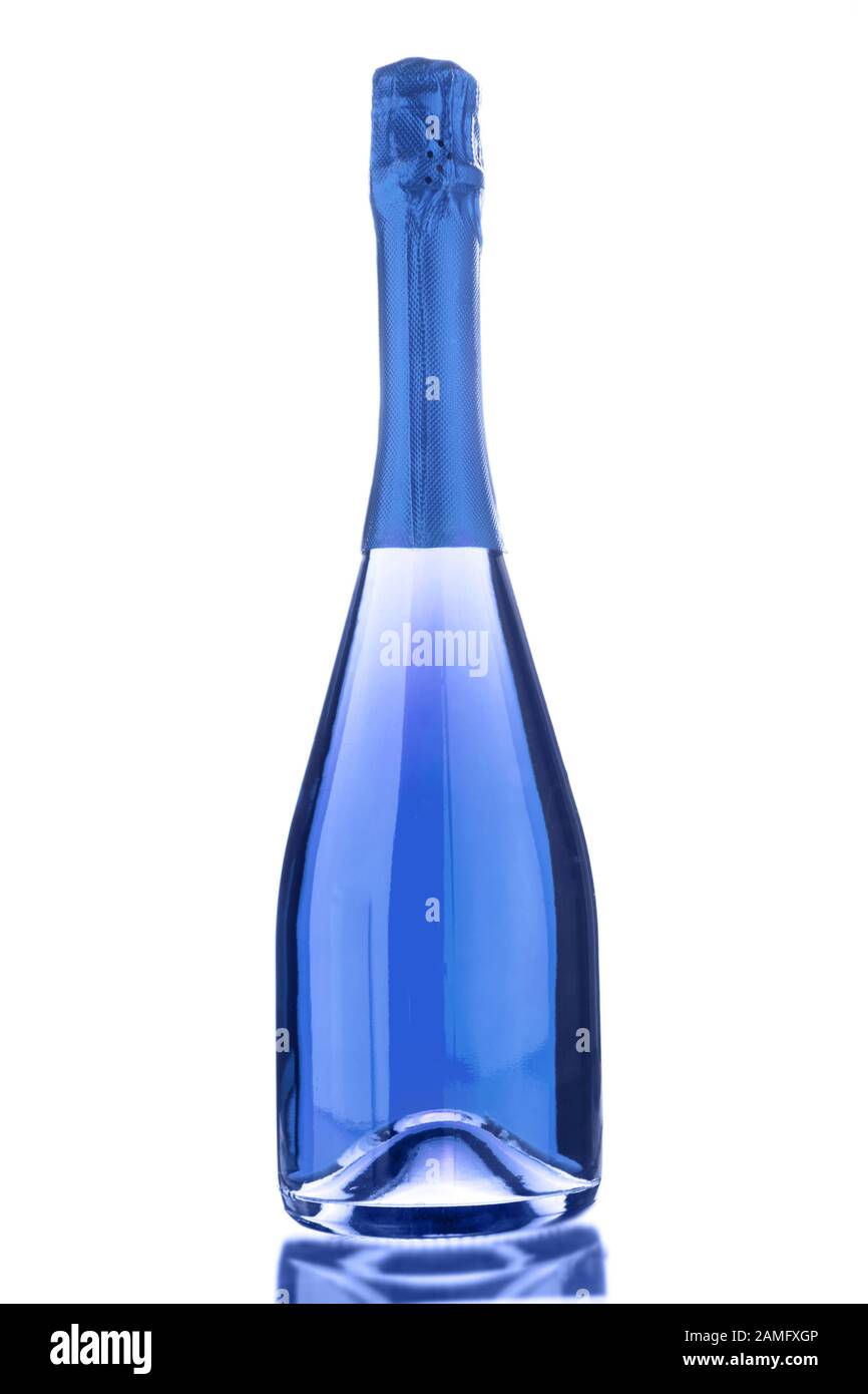 Flasche blauer Sekt isoliert auf Weiß. Vertikales Format. Champagner. Romantisches Geschenk. Nahaufnahme. Stockfoto
