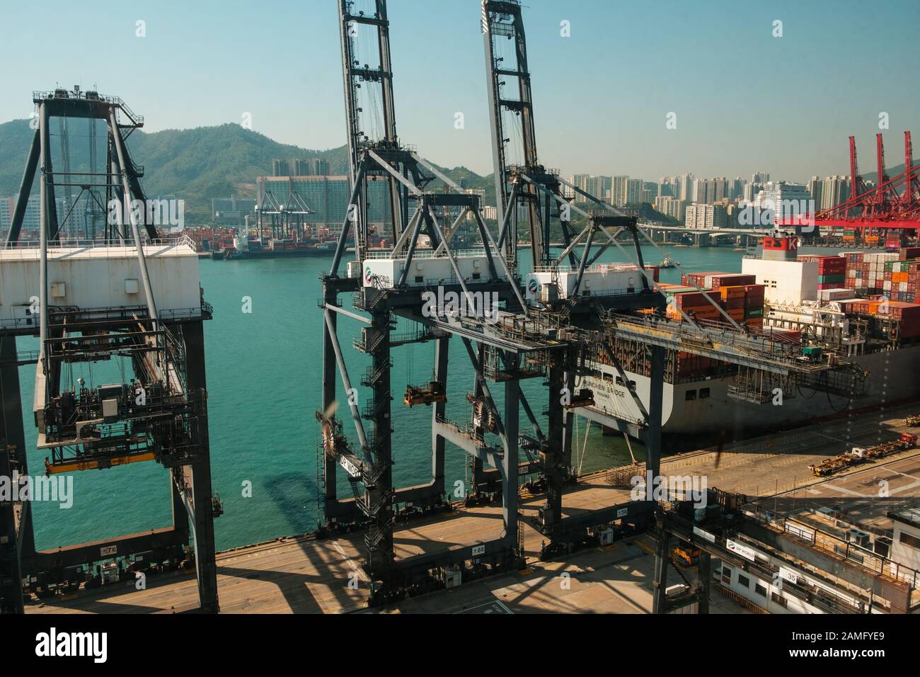 HongKong, China - November 2019: Kräne laden Shipping Container auf Fracht Hafen Logistik Zentrum in Hongkong Stockfoto