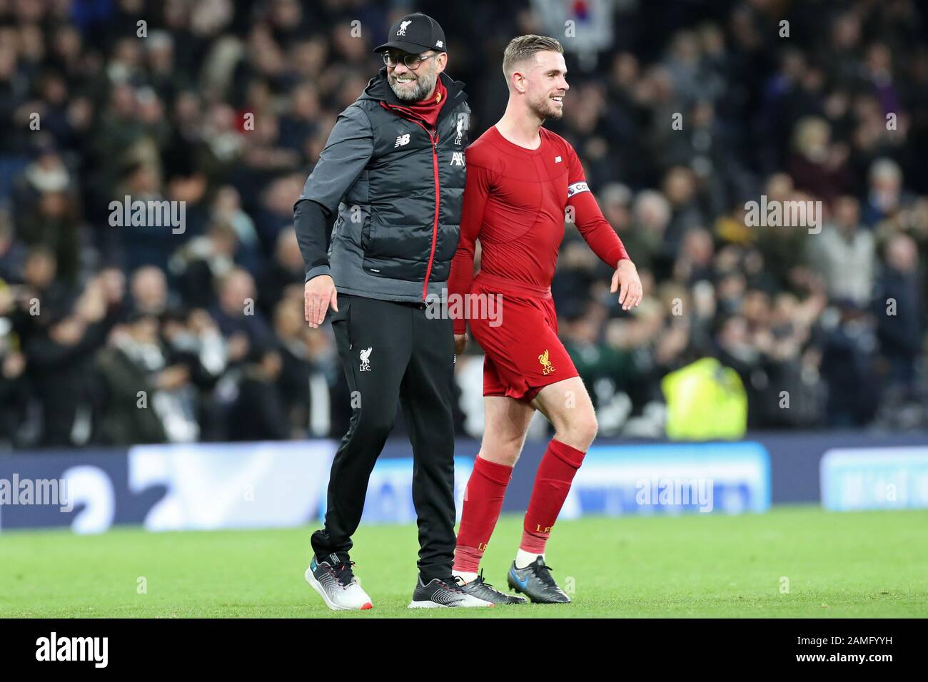 London, ENGLAND - 11. JANUAR Liverpool-Manager Jurgen Klopp gratuliert Jordan Henderson, nachdem er am Samstag, den 11. Januar 2020, das Premier-League-Spiel zwischen Tottenham Hotspur und Liverpool im Tottenham Hotspur Stadium, London, gewonnen hat. (Kredit: Jon Bromley / MI News) Foto darf nur für redaktionelle Zwecke in Zeitungen und/oder Zeitschriften verwendet werden, Lizenz für kommerzielle Nutzung erforderlich Credit: MI News & Sport /Alamy Live News Stockfoto