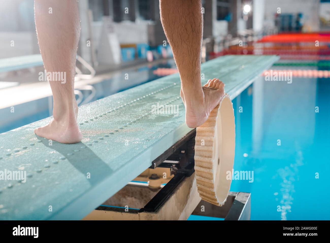 3/4-Blick auf Schwimmer, die auf Sprungbrett stehen Stockfoto