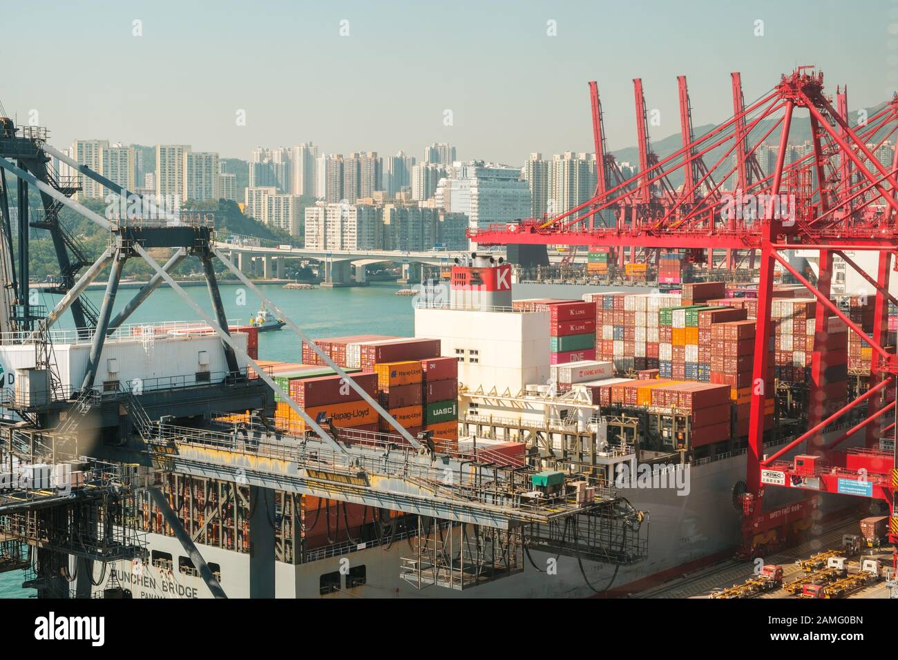 HongKong, China - November 2019: Kräne laden Shipping Container auf Fracht Hafen Logistik Zentrum in Hongkong Stockfoto