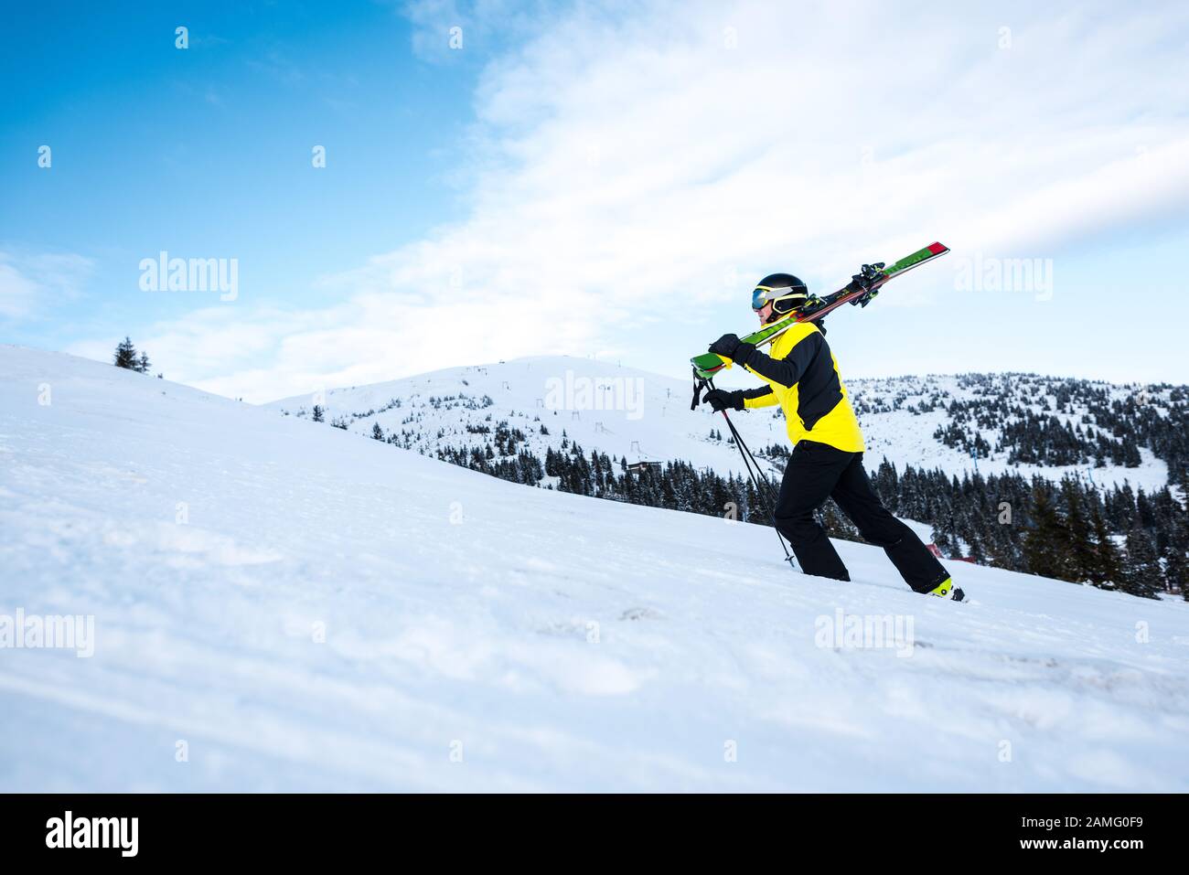 Seitenansicht des Skifahrers mit Skistöcken auf Schnee Stockfoto