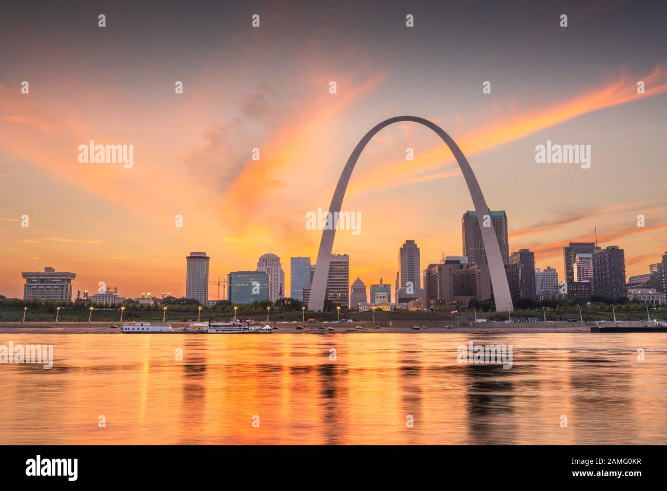 St. Louis, Missouri, USA downtown Stadtbild auf dem Mississippi River in der Abenddämmerung. Stockfoto