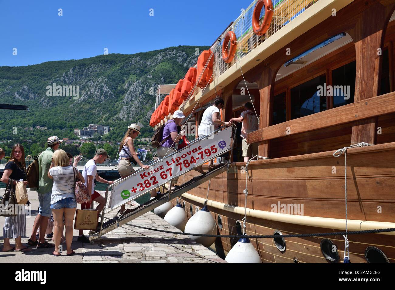 Herceg Novi, Montenegro - Juni 10. 2019. Vergnügen touristischen Schiff in einem Hafen Stockfoto