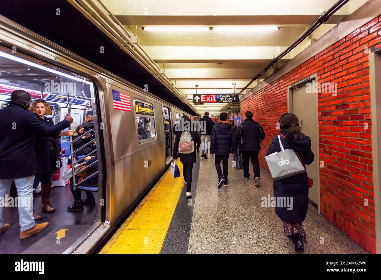 Manhattan, New York, NY, USA - 30. November 2019. New York City Subway an der 49 Street und 7 Avenue. Stockfoto