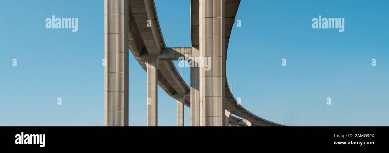 Highwahy-Brücke, erhöhte Autobahn isoliert am blauen Himmel Stockfoto