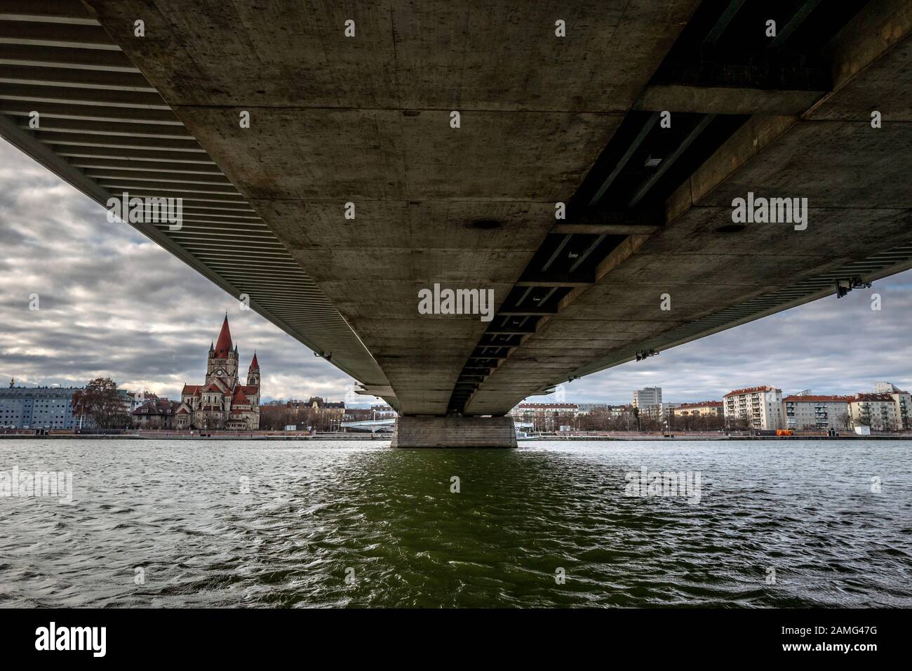 Hl. Franz von Assisi Katholische Kirche und der Reichsbrucke in Wien, Österreich Stockfoto