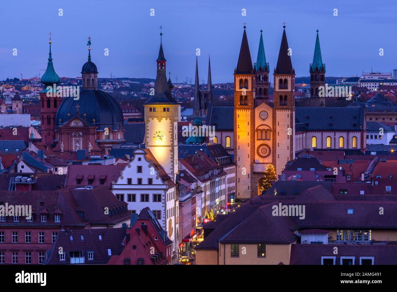 Nächtlicher Blick auf Die Altstadt mit Dom und Rathaus in Würzburg, Teil der Romantischen Straße, Franken, Bayern, Deutschland Stockfoto