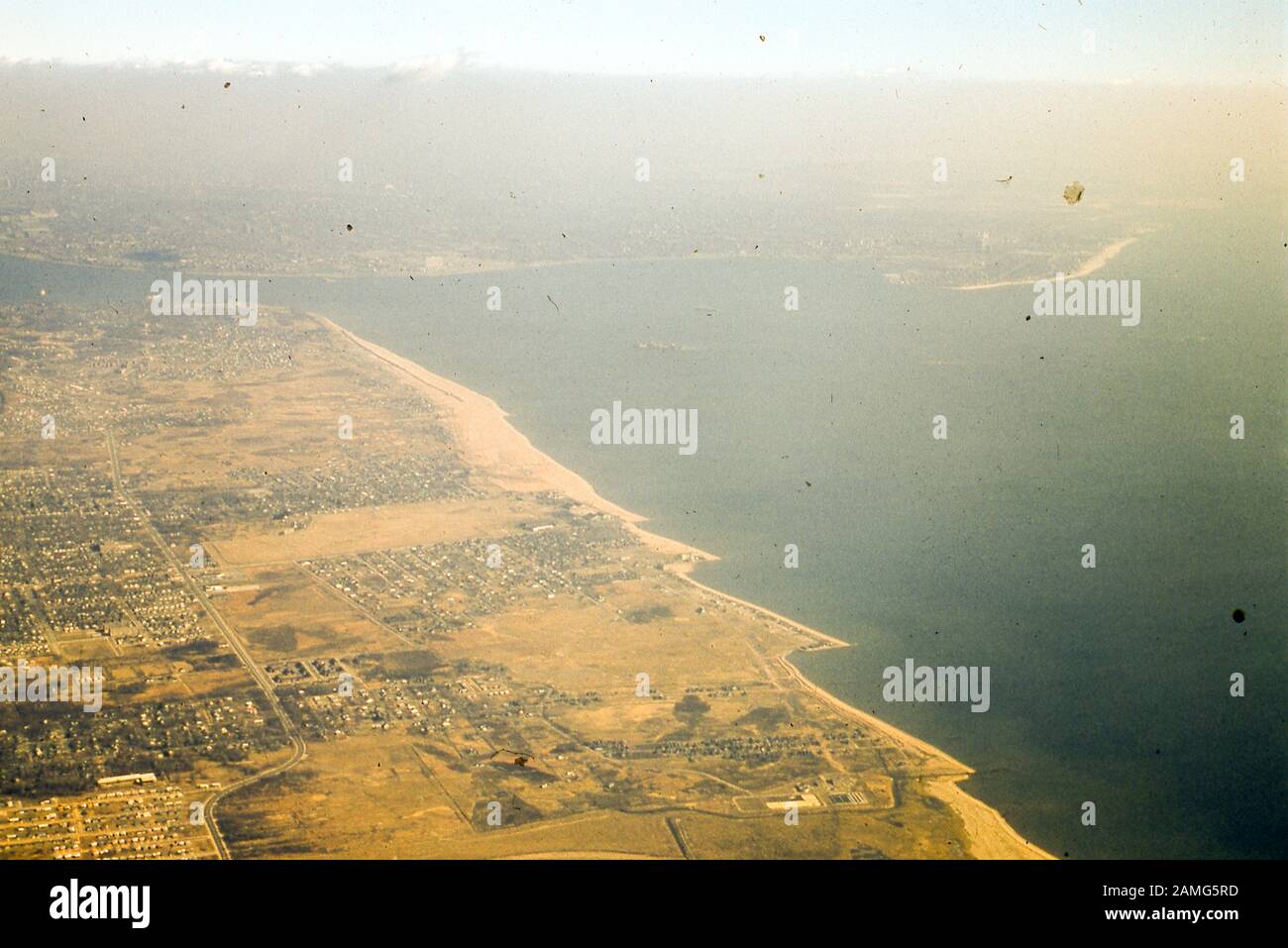 Luftbild östlich der East Shore Region von Staten Island, dem Wasser des Lower New York Harbour und der Westspitze von Brooklyn, in New York City, 1957. Die Viertel Fort Hamilton, Dyker Heights und Bay Ridge, Brooklyn sind im Hintergrund links oben zu sehen. Stockfoto