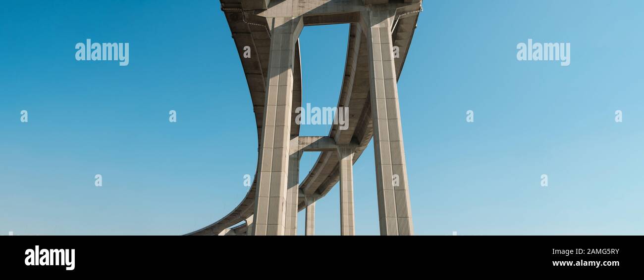 Highwahy-Brücke, erhöhte Autobahn isoliert am blauen Himmel Stockfoto