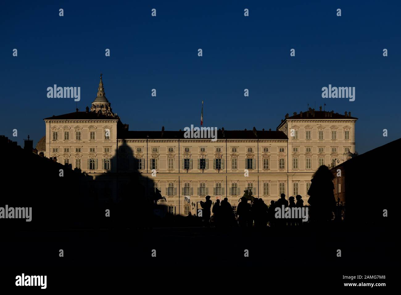 Piazza Castello in Turin, Italien mit einer Silhouette von Menschen Stockfoto