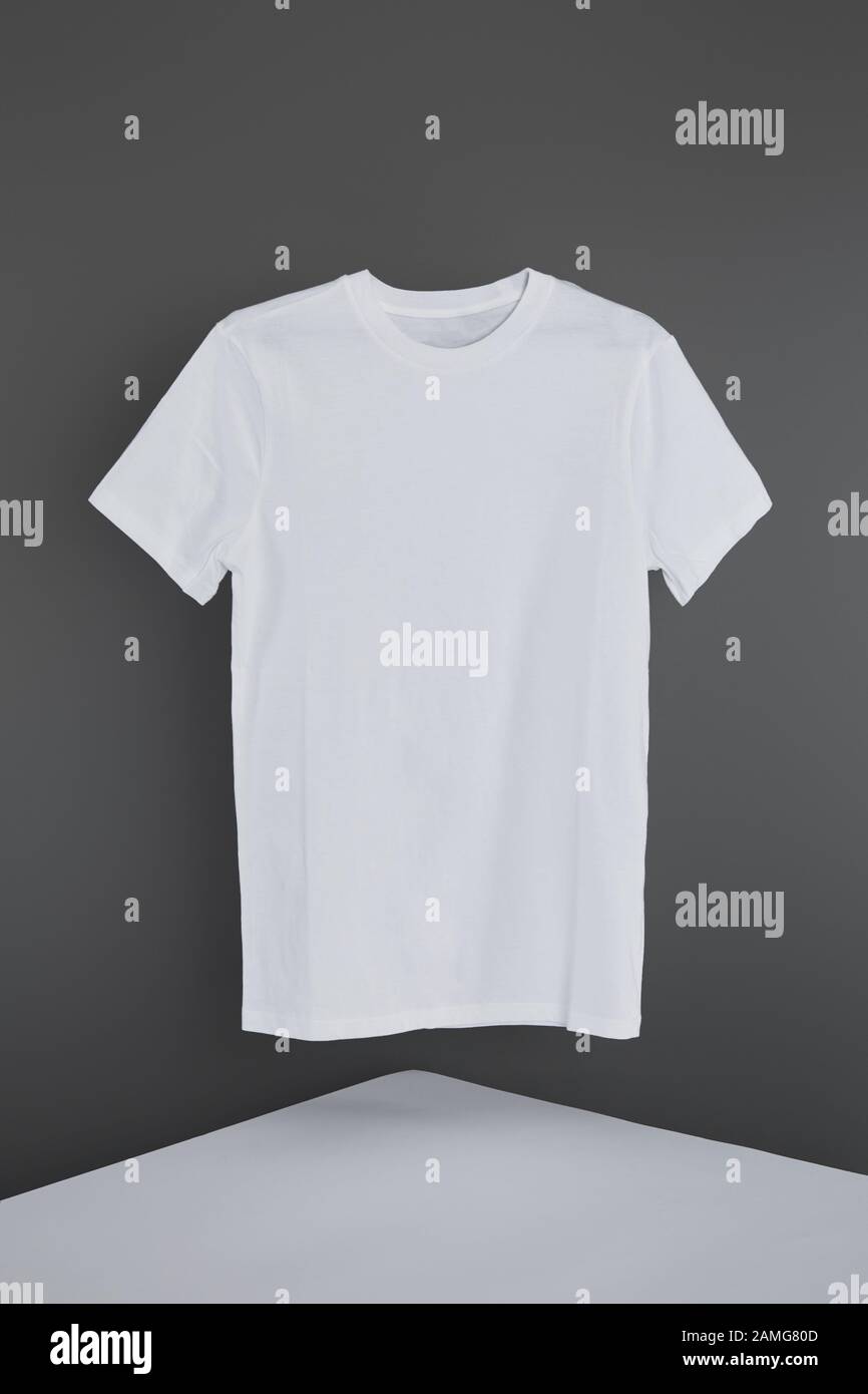 Leeres, weißes T-Shirt auf grauem Hintergrund Stockfoto