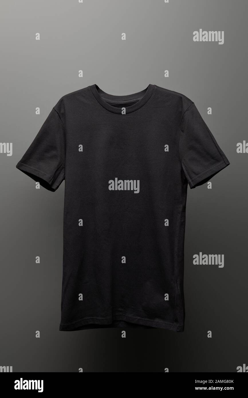 Leeres, schwarzes T-Shirt auf grauem Hintergrund Stockfoto