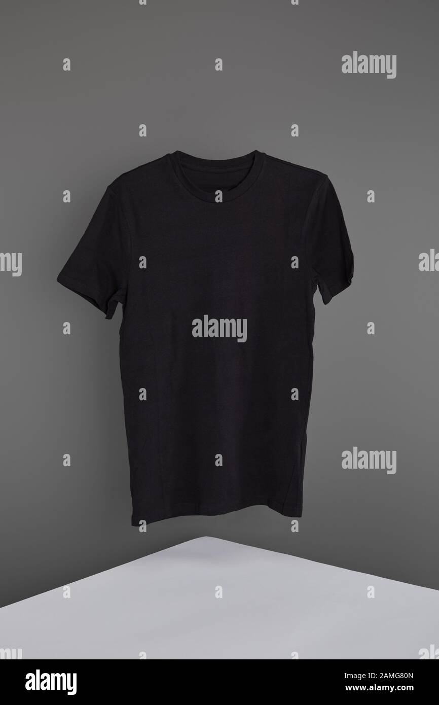 Einfaches schwarzes T-Shirt auf grauem Hintergrund Stockfoto