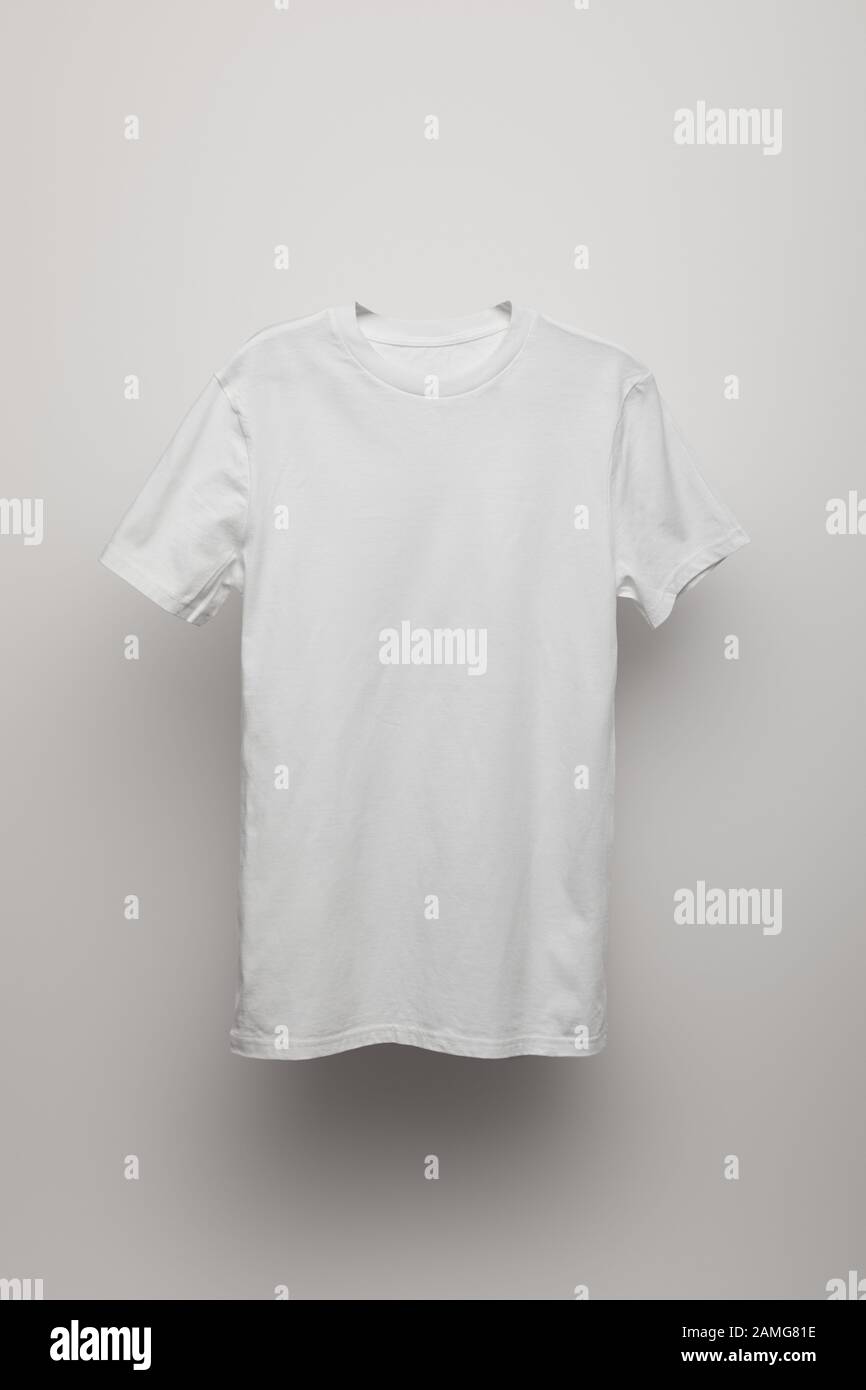 Leeres graues T-Shirt auf grauem Hintergrund Stockfoto