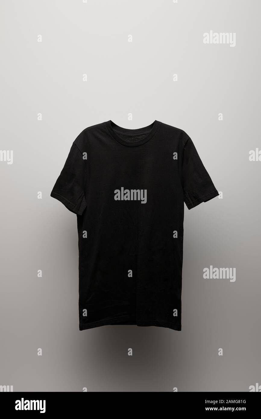 Leeres, schwarzes T-Shirt auf grauem Hintergrund Stockfoto