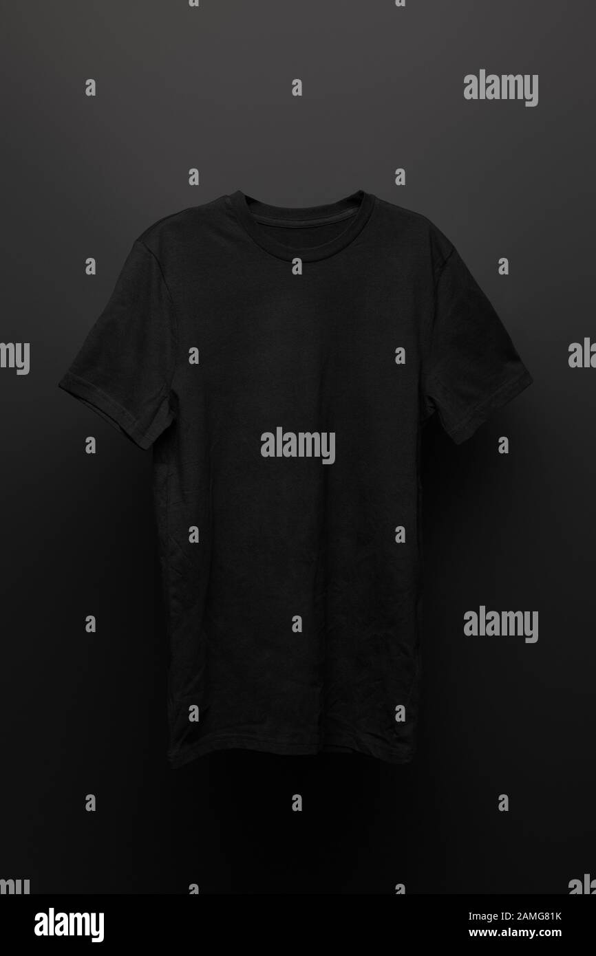 Leeres, schwarzes T-Shirt auf schwarzem Hintergrund Stockfoto