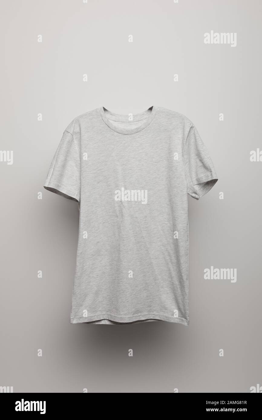 Leeres graues T-Shirt auf grauem Hintergrund Stockfoto