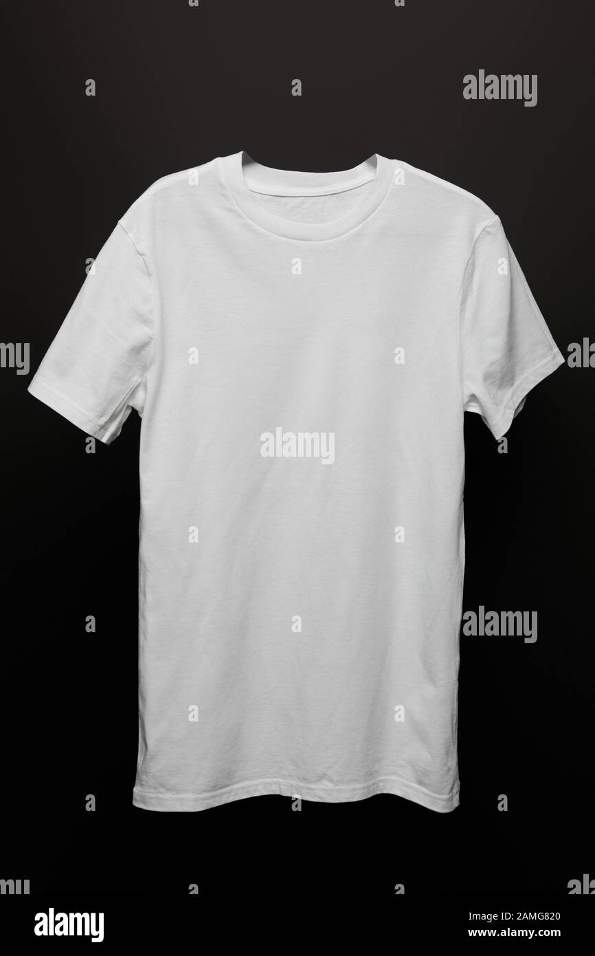 Leeres, weißes T-Shirt, isoliert auf Schwarz Stockfoto