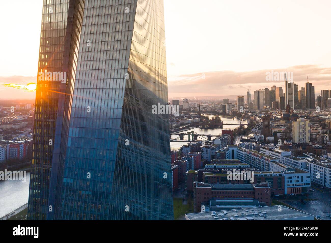 Luftbild Frankfurt am Main von der Innenstadt zum Ufer, Fluss, Sunset Foto aus der Höhe mit Drohne. 10.01.2020 Frankfurt am Main Deutschland. Stockfoto