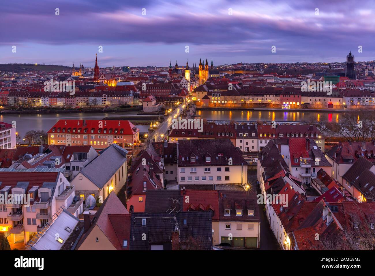 Rundblick über Die Altstadt mit Dom, Rathaus und alte Mainbrucke in Würzburg, Teil der Romantischen Straße, Franken, Bayern, Deutschland Stockfoto