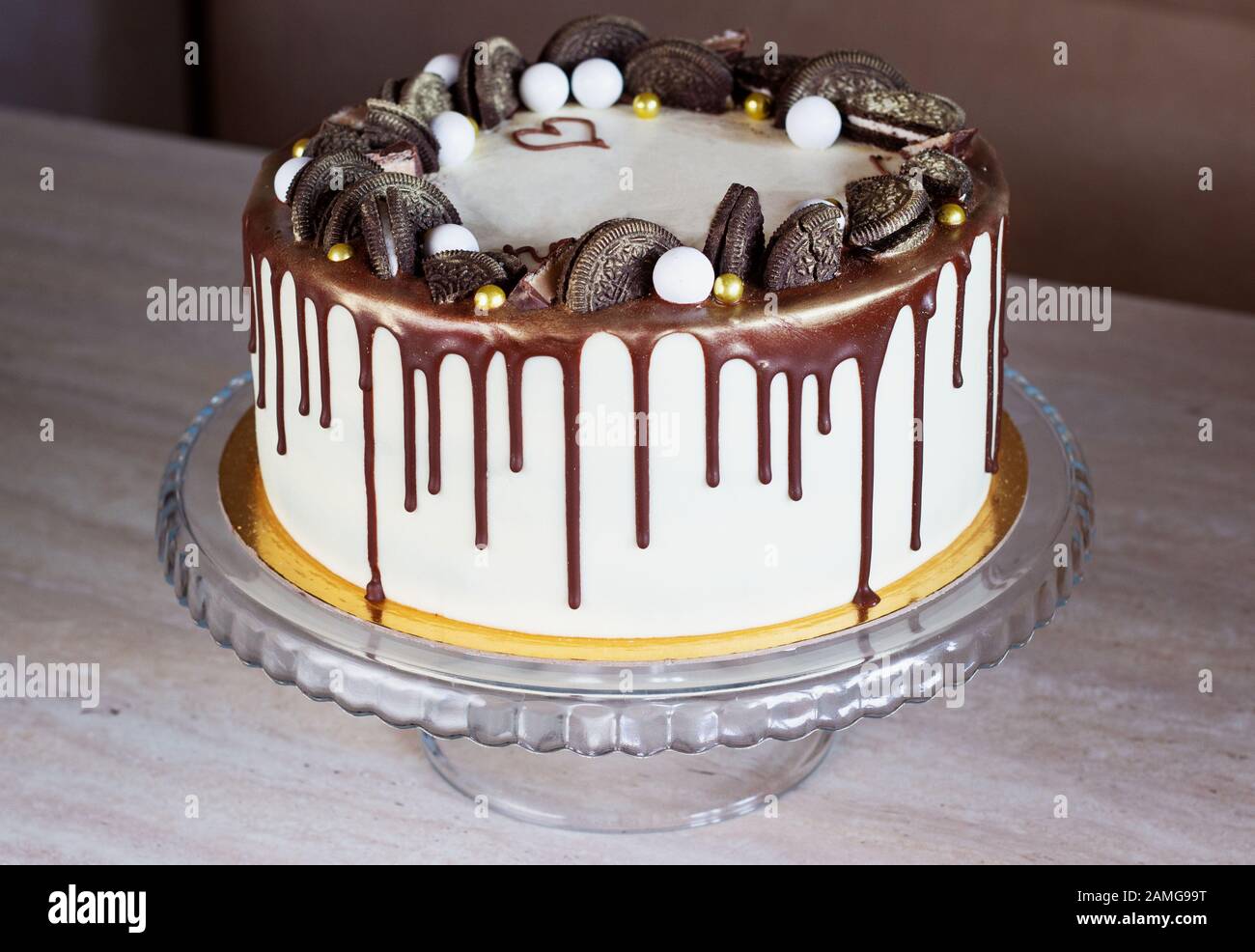 Ferienkuchen mit Schokolade auf einem Tisch auf hellem Hintergrund. Stockfoto