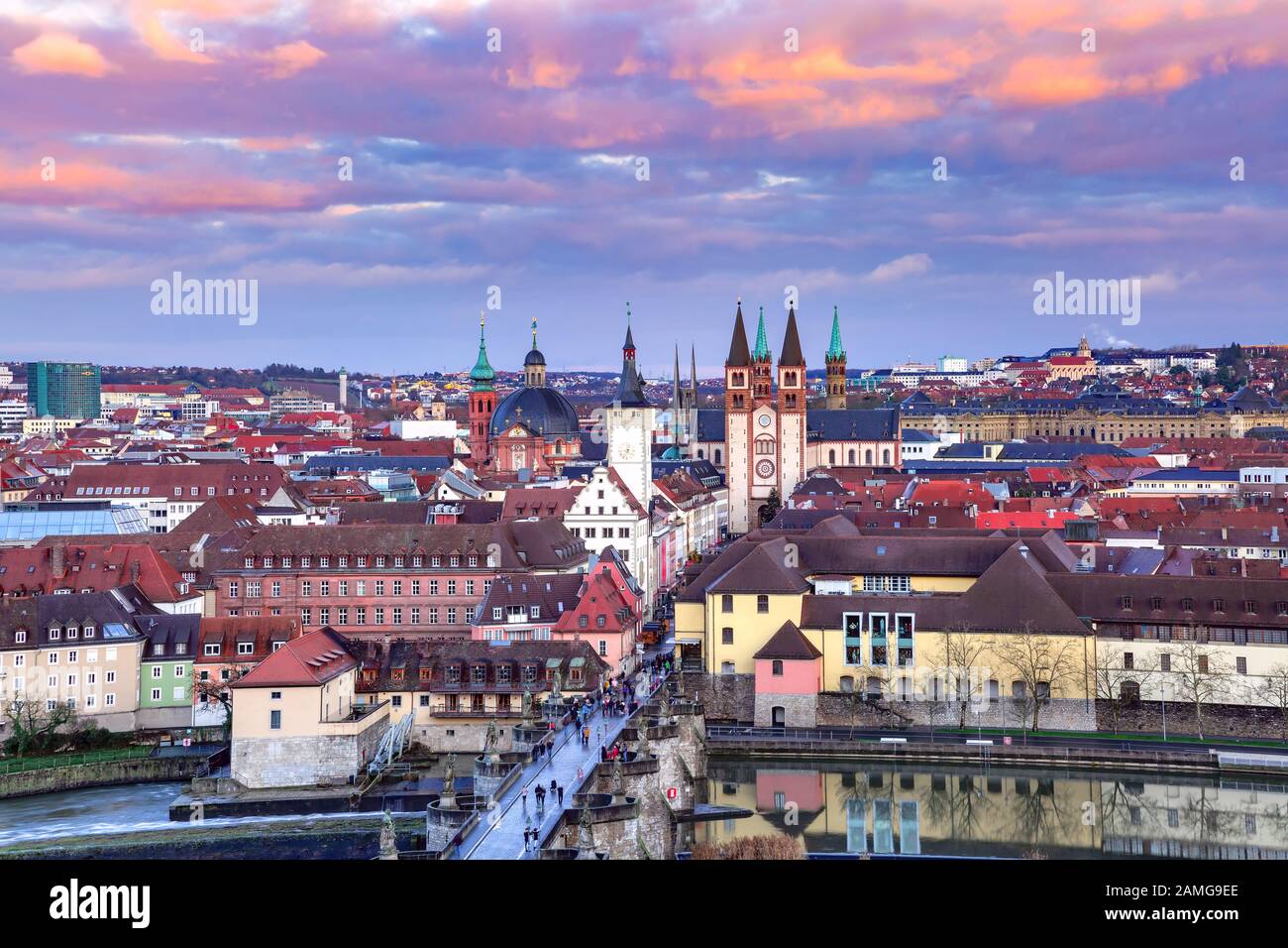 Rundblick über Die Altstadt mit Dom, Rathaus, alte Mainbrucke in Würzburg bei Sonnenuntergang, Teil der Romantischen Straße, Franken, Bayern, Deutschland Stockfoto