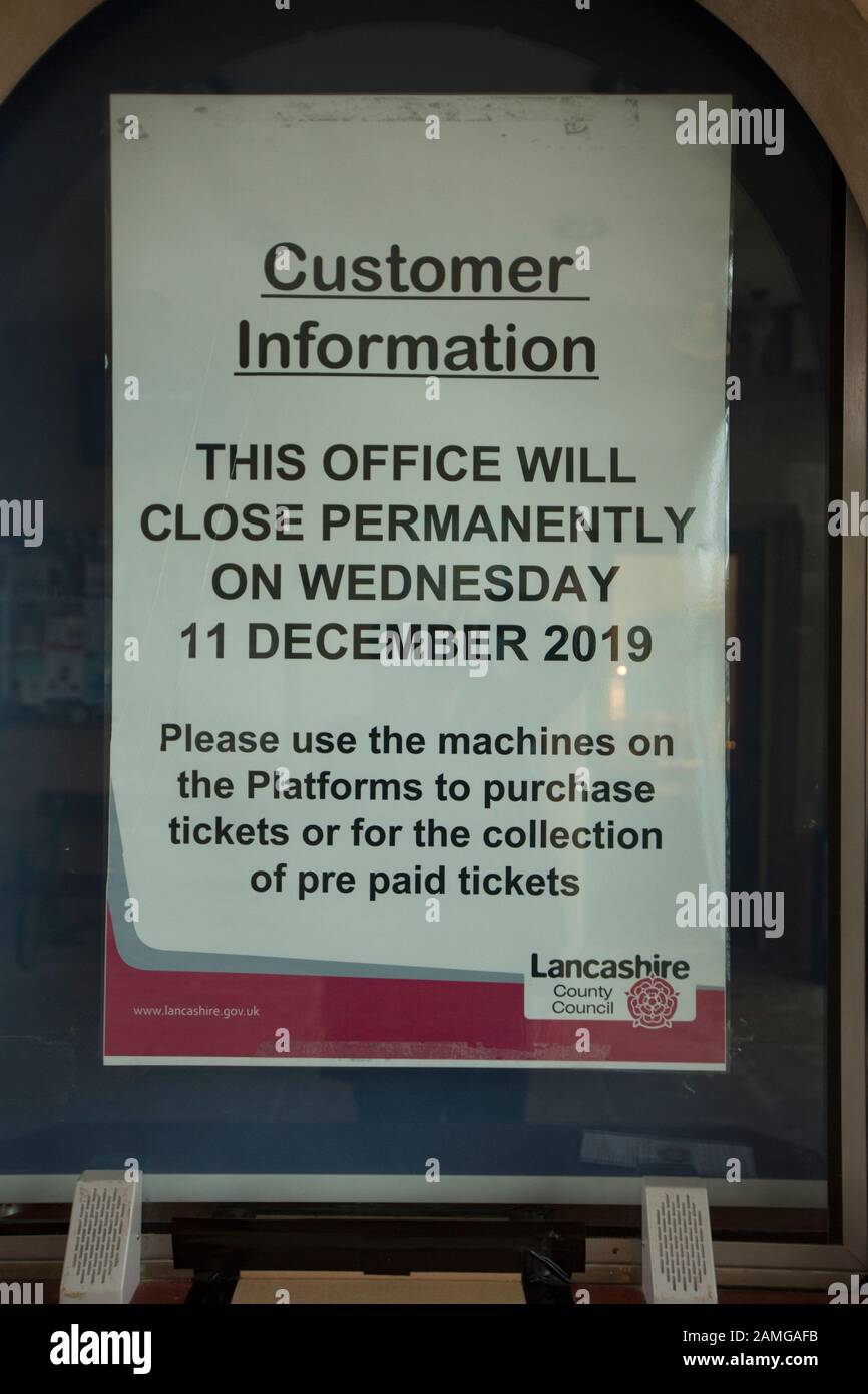 Ein Schild im Fenster des Fahrkartenschalter am Bahnhof Carnforth, das darauf hinweist, dass es dauerhaft geschlossen wird. Der Sender ist berühmt für sein Aussehen Stockfoto