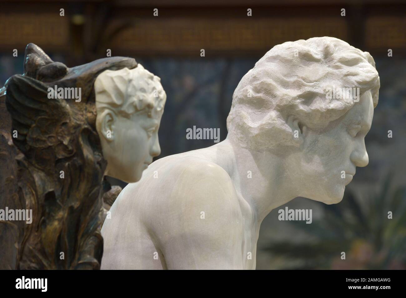 Leipzig, Deutschland. Dezember 2019. Ein Blickfang ist die Klinger-Skulptur "Beethoven" im Museum Der Bildenden Künste Leipzig. Das Jahr 2020 wird sowohl zum 250. Geburtstag des Komponisten Ludwig van Beethoven als auch zum 100. Todestag des Künstlers Max Klinger (1857-1920) werden. Im Hintergrund das 5,50 mal neun Meter große monumentale Werk "Christus im Olymp" (Detail). Kredit: Volkmar Heinz / dpa-Zentralbild / ZB / dpa / Alamy Live News Stockfoto