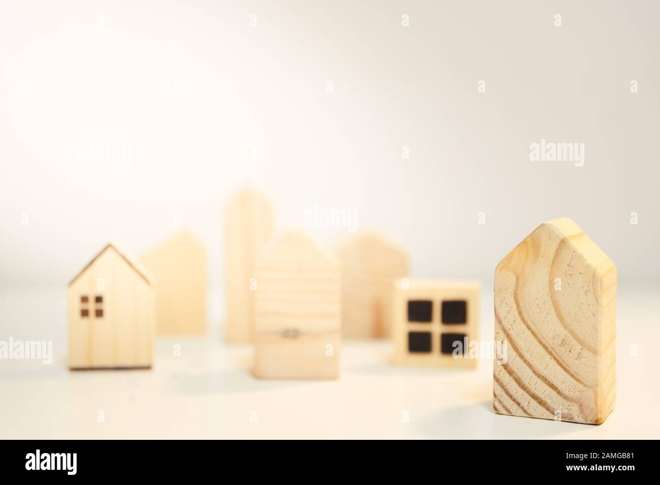 Kleines Holzhaus auf Holztisch. Immobilien- und Haushypotheken-Finanzimmobilien-Konzept. Stockfoto